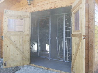 chalets de la pension pour chiens des pas des betes