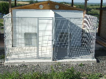 chalets de la pension pour chiens des pas des betes