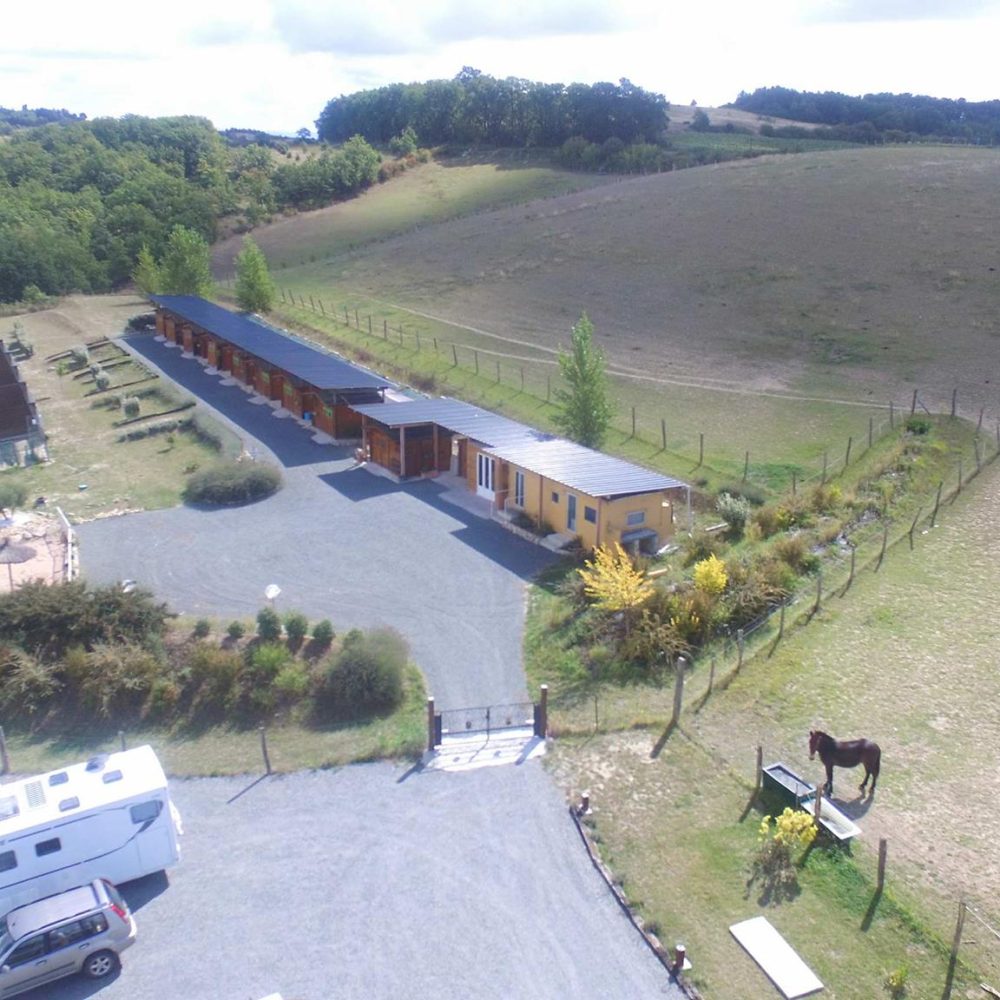 vue aérienne de la pension pour chiens